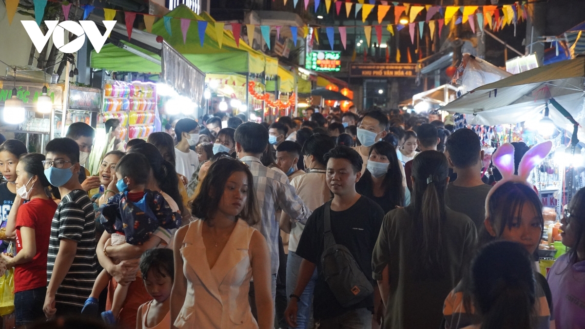 HCM City streets crowded during Mid-Autumn Festival celebrations